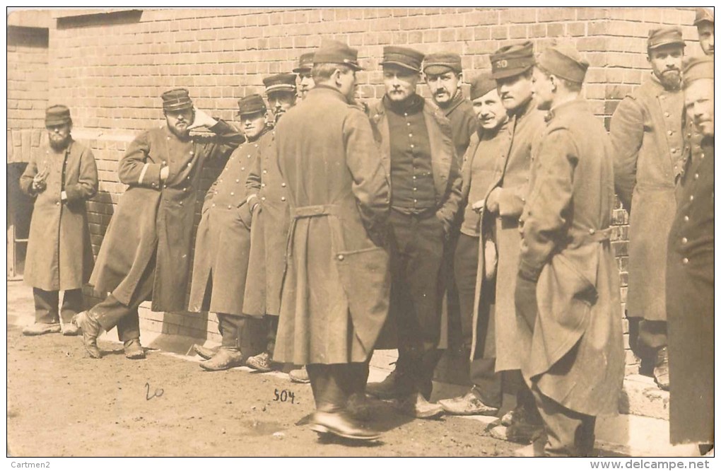 CARTE PHOTO : PRISONNIERS MILITAIRES DANS LA COUR STALAG GEPRÜFT KRIEG GUERRE - Guerre 1914-18