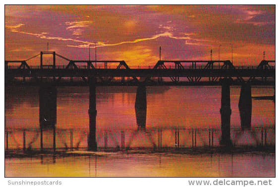 Canada Sunset View Of Railway And Traffic Bridges Prince Albert Saskatchewan - Autres & Non Classés