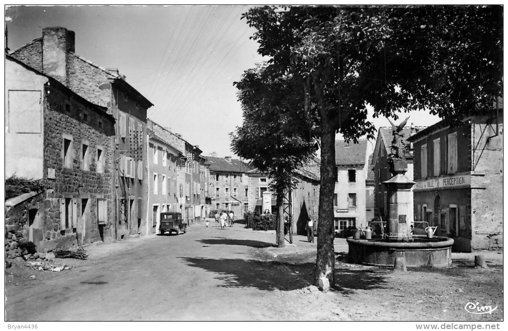 48 - Grandrieux - Place De La Mairie - (voir 2 Scans). - Gandrieux Saint Amans