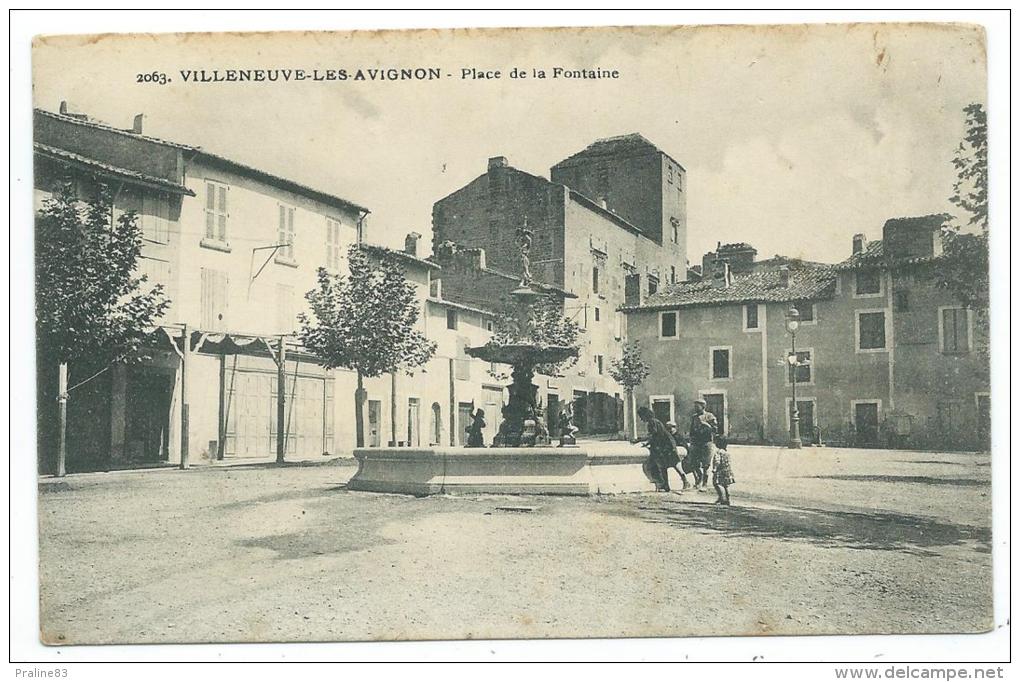 CPA -VILLENEUVE LES AVIGNONS -PLACE DE LA FONTAINE -Gard (30) -Circulé 1912 -Animée - Villeneuve-lès-Avignon