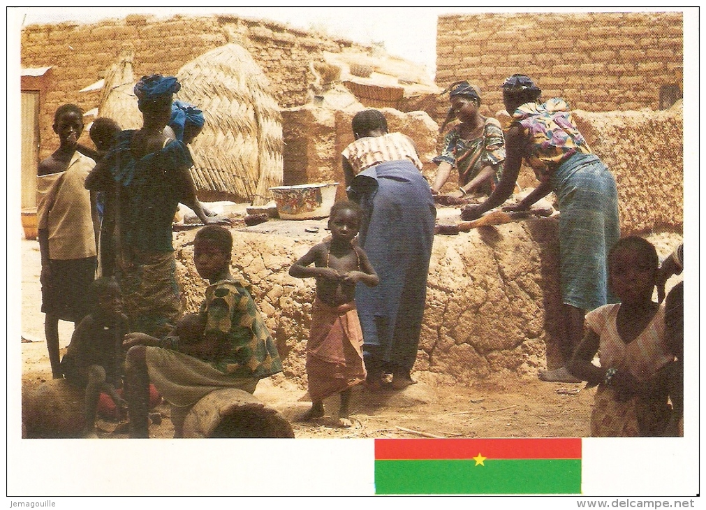 BURKINA FASO - Province De SANIMATENGA - Les Ménages Autour D´un Moulin à Grains - C-3 - Burkina Faso