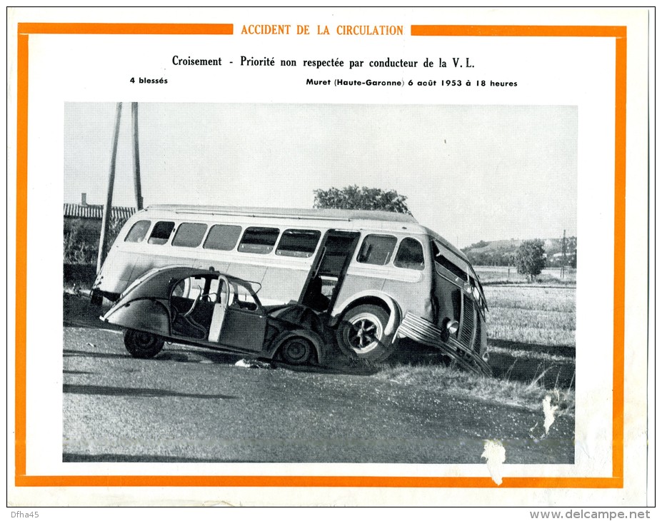 Accident De La Circulation Le 06 Août  1953 à  Muret ((31) : CITROEN 2 CV Contre Un Car  (En L´état) - Affiches
