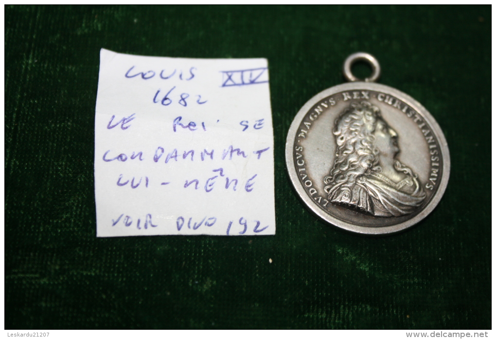 PARIS - LOUIS XIV - 1682 - Copie XIXeme ,  Modele Reduit D'une Medaille Sur Le Theme Du Roi Se Condamnant Lui Meme . - Monarquía / Nobleza