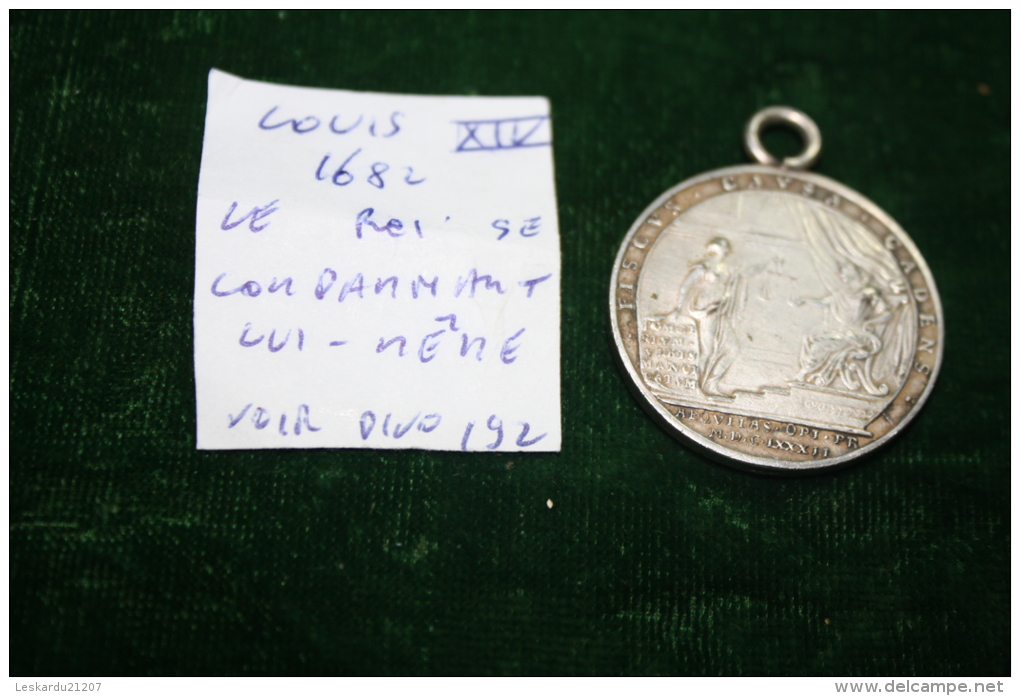 PARIS - LOUIS XIV - 1682 - Copie XIXeme ,  Modele Reduit D'une Medaille Sur Le Theme Du Roi Se Condamnant Lui Meme . - Royal / Of Nobility