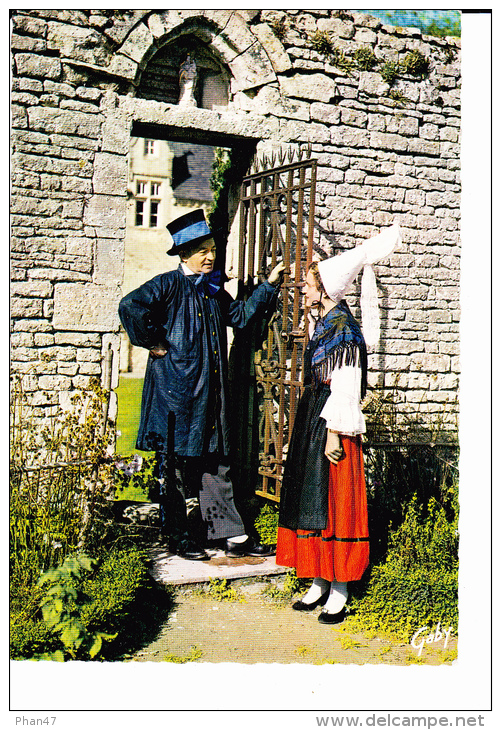 NORMANDIE  Couple Du Groupe Folklorique De La Cie Du Gay-Sçavoir, Bayeux, Costume, Coiffe, Château, Grille - Costumi