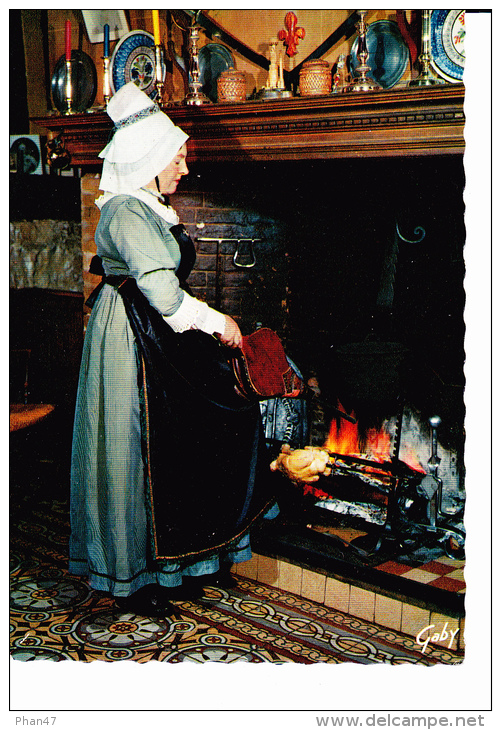 NORMANDIE Hostellerie Henri IV à La Boissière (14), Costume Du Apys D'Auge, Femme Devant L'âtre, Rôtissoire, Soufflet, - Costumes