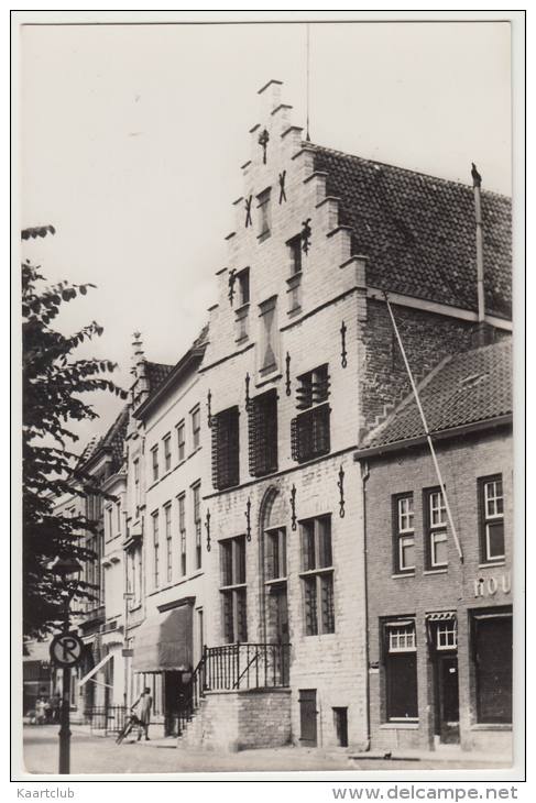 Zierikzee - 's-Graven Steen: Meisje Met FIETS  - Straatscene  - Zeeland, Holland/Nederland - Zierikzee