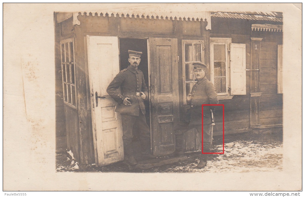 Photocarte Allemande- Militaire Soldat Allemand Devant Abris Maison,BAÏONNETTE  ,  Pose Photo    (guerre 14-18) - Guerre 1914-18