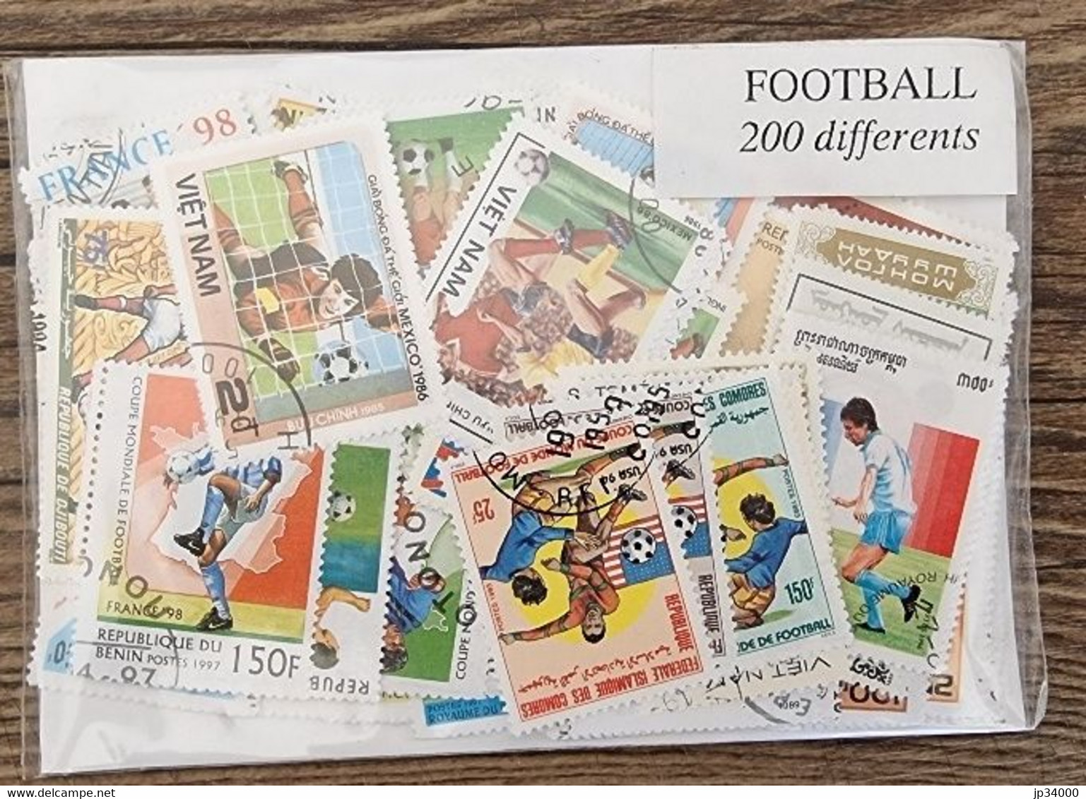 FOOTBALL Lot De 200 Timbres Tous Differents Neufs Et Oblitérés. Satisfaction Assurée - Autres & Non Classés