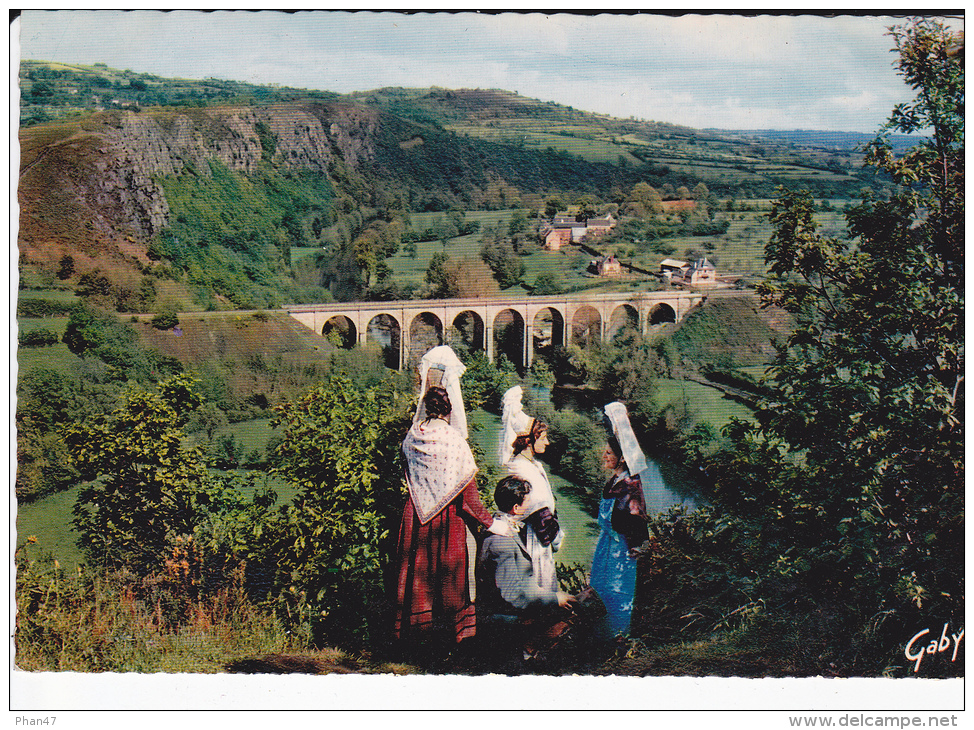 NORMANDIE Viaduc Et Rochers Des Parcs à Clécy, Groupe Folklorique De Pont D'Ouilly (14), Cauchoises, Blaudes Et Coëffes - Costumes