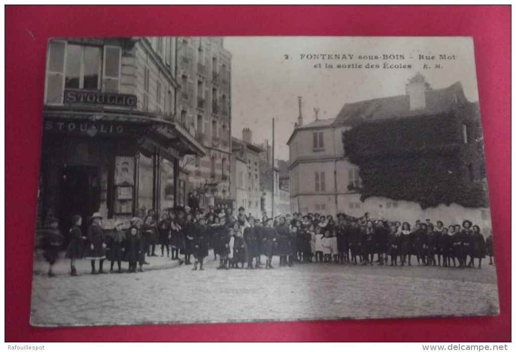 Cp   Fontenay Sous Bois Rue Mot Et La Sortie Des Ecoles - Fontenay Sous Bois