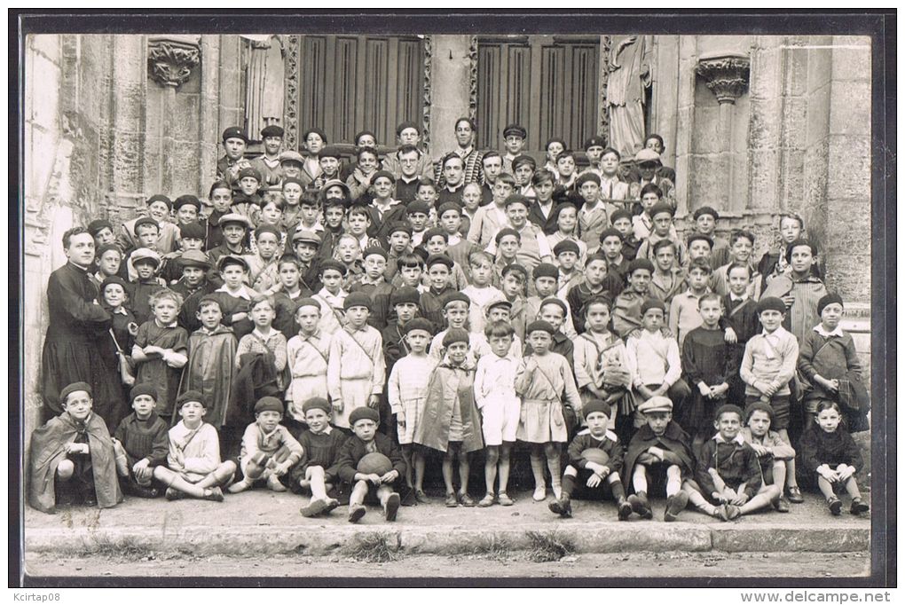 Vient D'un Lot Du 27 . BERNAY ??? Enfants Devant L'église . - Bernay