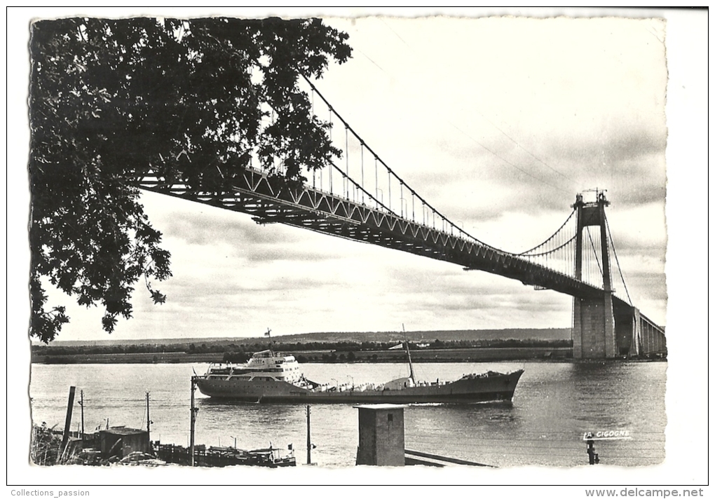 Cp, Bateaux, Le "Dahra", S.A.G.A., Sous Le Pont De Tancarville (76) - Cargos