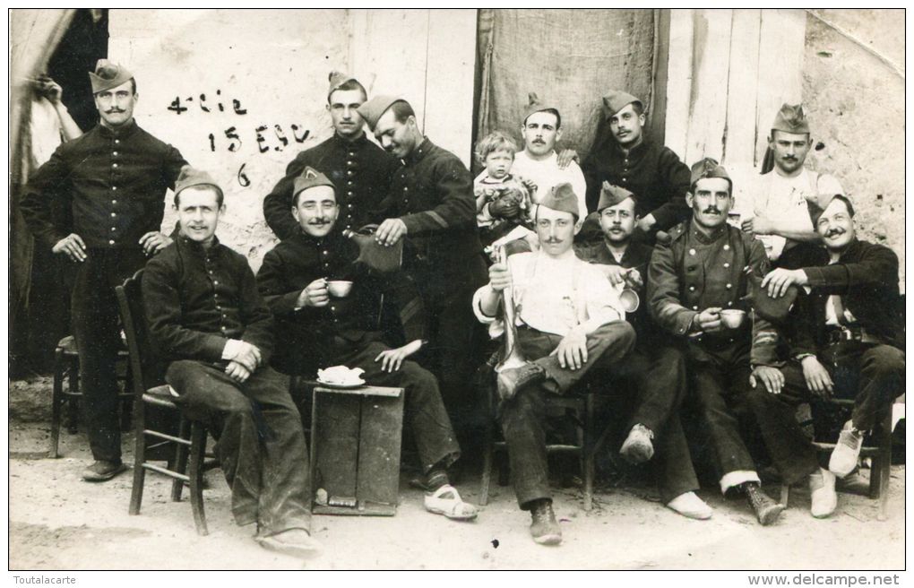 CARTE PHOTO PRISE A REMOULINS DANS UNE COUR  1914 - Remoulins