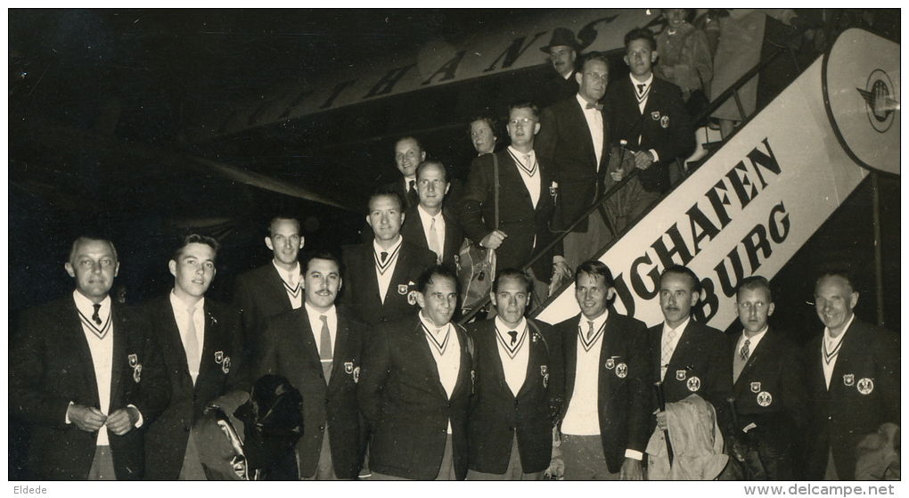 Hamburg Real Photo Group Of Sportmen Lufthansa Flughafen Foto Meyer - Autres & Non Classés