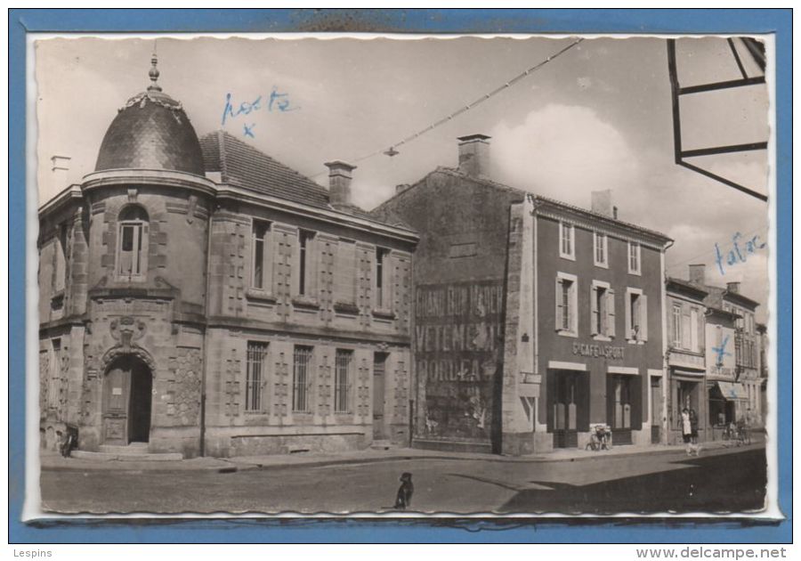 33 - LESPARRE --  La Place Du Maréchal Foch Et La Poste - 1950 - 60 - Lesparre Medoc