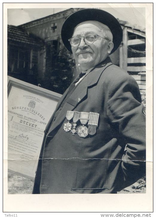 Photo Homme Medailles Militaires -  Mr COULY Cyprien - Diplome Belgique En Arriere Plan -croix Flamande Des Trois Cites - Autres & Non Classés