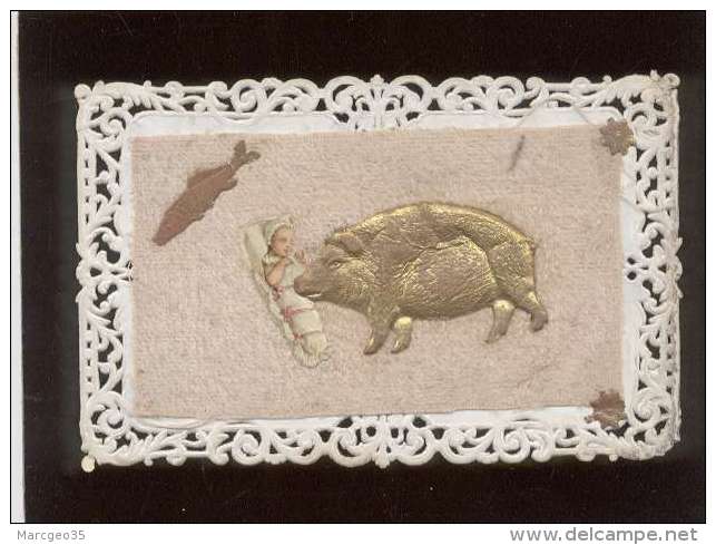 1er Avril Cochon Doré Tenant Un Bébé , Sur Carte Dentelée &amp; Tissu , Imperfections Sur Les Bords - Cochons