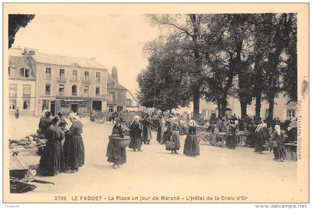 ¤¤   -  2709   -   LE FAOUET   -  La Place Un Jour De Marché  -  L'Hôtel De La Croix D'Or   -  ¤¤ - Faouët