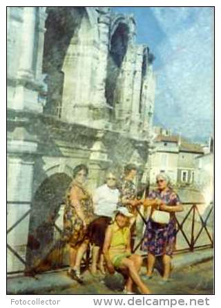 Arles Photo Ratée D'un Groupe De Femmes - Personnes Anonymes