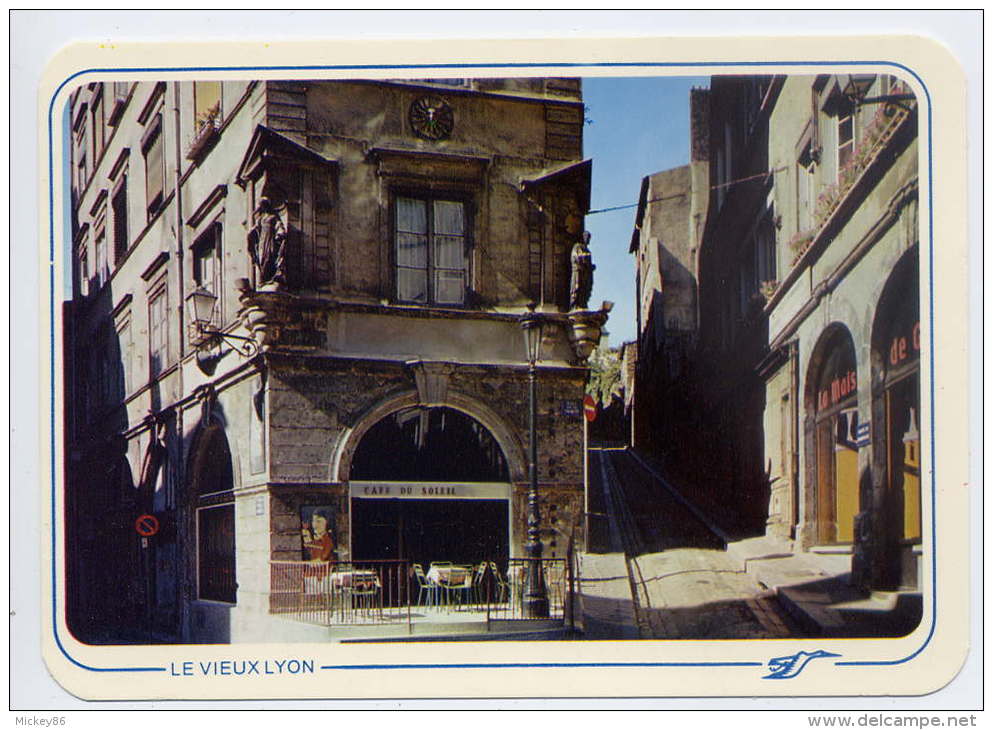 LYON  5°--Le Vieux Lyon--Montée Du Gourguillon Et Café Du Soleil ,cpm (coins Arrondis) N° 69.123.365  éd La Cigogne - Lyon 5