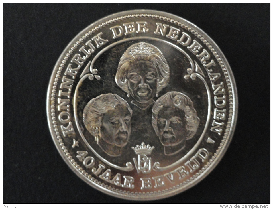 1985 - Médaille Commémorative  - Pays-Bas - 38 Mm  - 1945-1985 - 40 Jaar Bevrijd - Koninkrijk Der Nederlanden - Other & Unclassified