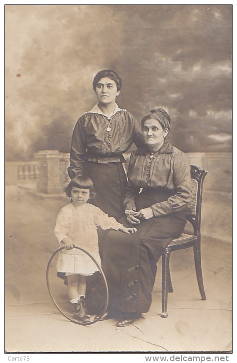 Enfants -  Carte-Photo -  Fillette Jeux Cerceau - 3 Générations - Groupes D'enfants & Familles