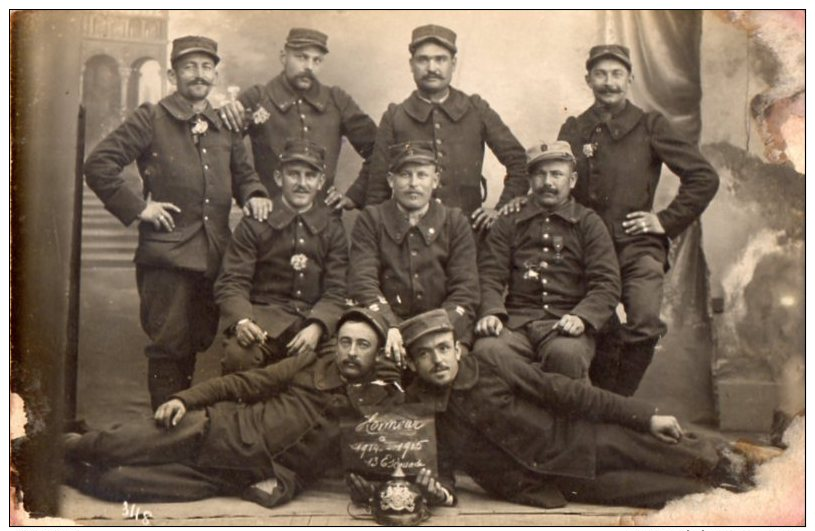 CARTE PHOTO MILITAIRE GUERRE 14 18 . SOLDATS DU 1ER REG ? POSANT AVEC UN CASQUE A POINTE - Guerre 1914-18