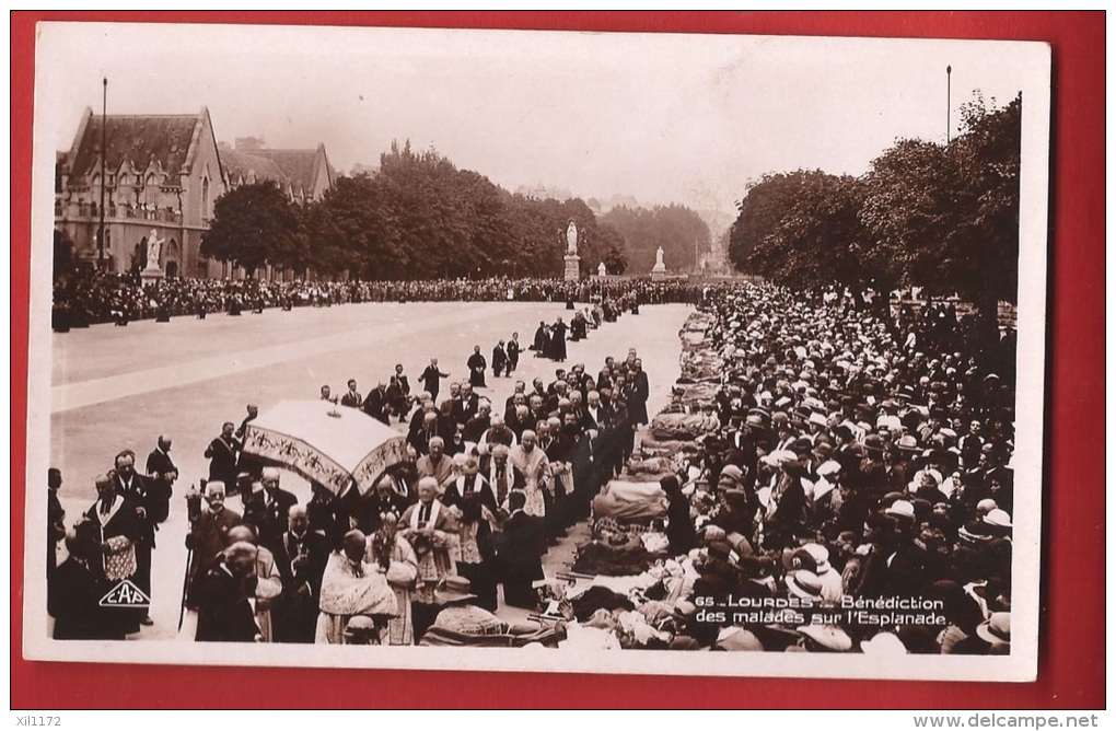 AF-004 Lourdes Bénédiction Des Malades Sur L'Esplanade, Clergé. Non Circulé - Luoghi Santi