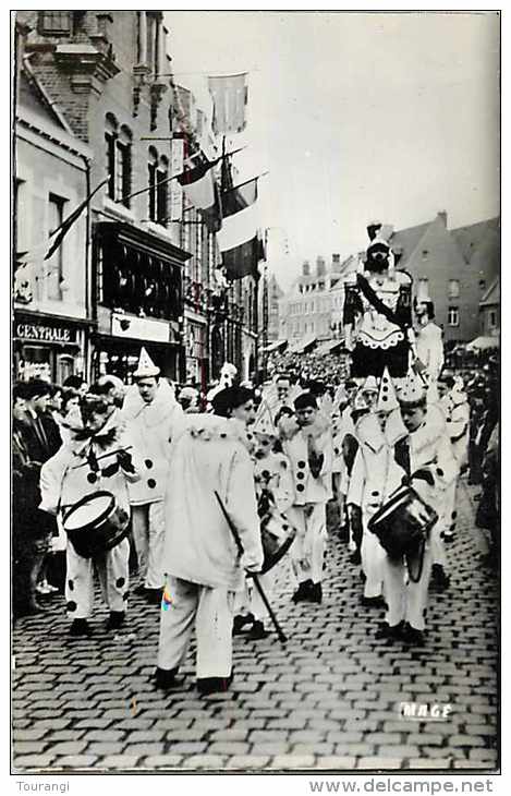 Oct13 1248 : Mont-Cassel  -  Cortège Carnavalesque De Reuze Papa Et Reuze Maman - Cassel