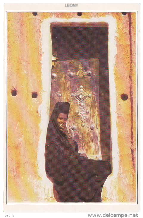 CPM  De MAURITANIE - Mauritanienne Assise Sur Le Pas De Sa Porte à OUALA Situé à L'OUEST De La Cuvette Du HODH - Mauritania