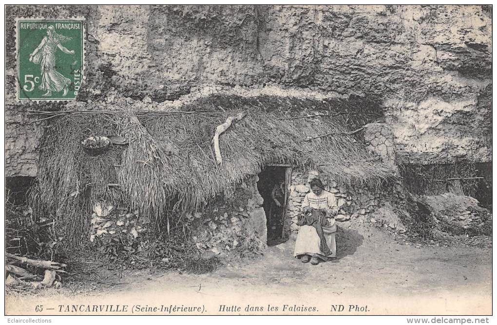 Tancarville   76    Hutte Dans Les Falaises.  Femme Devant Son Habitat Insolite    (voir Scan) - Tancarville