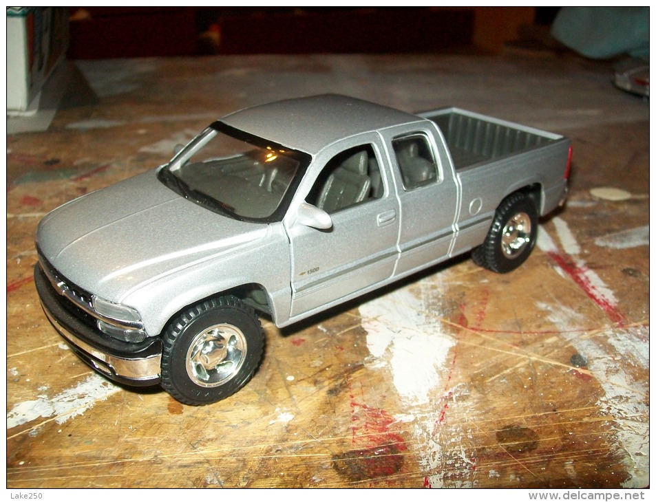 MAISTO - CHEVROLET SILVERADO  Scala 1/27  SENZA SCATOLA... NO BOITE - Maisto