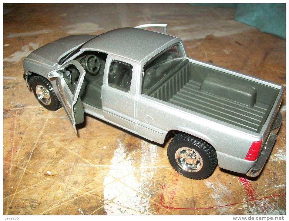 MAISTO - CHEVROLET SILVERADO  Scala 1/27  SENZA SCATOLA... NO BOITE - Maisto