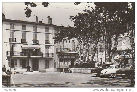 Cpsm 83 LE LUC - (animé) Place De La Liberté - Aronde, Dauphine, Simca) - D17 22 - Le Luc