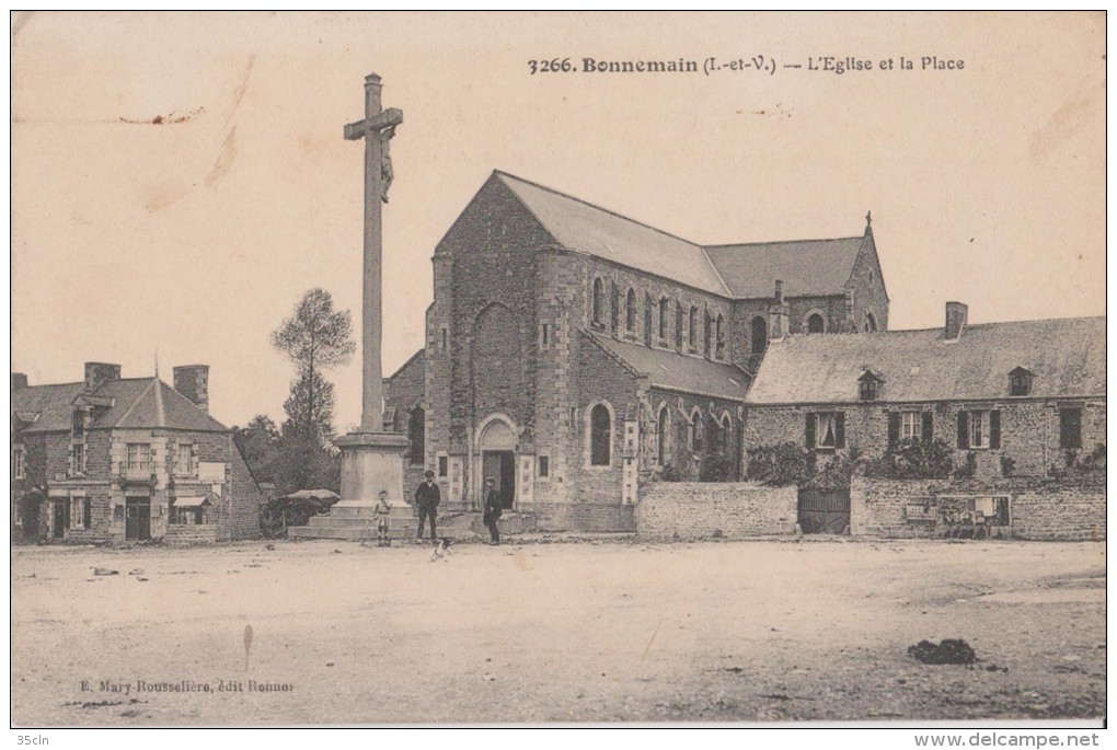 BONNEMAIN  ( Ille Et Vilaine )  -  L´ Eglise  Et  La  Place. ( Personnages Devant Le Calvaire ). - Autres & Non Classés