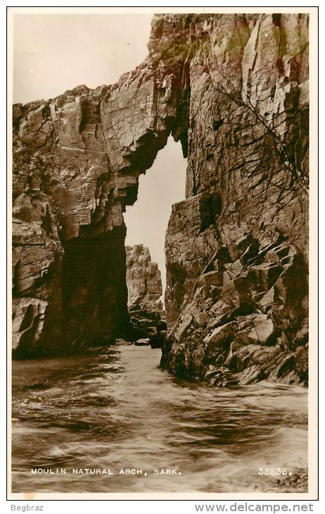 SARK      MOULIN NATURAL ARCH - Sark