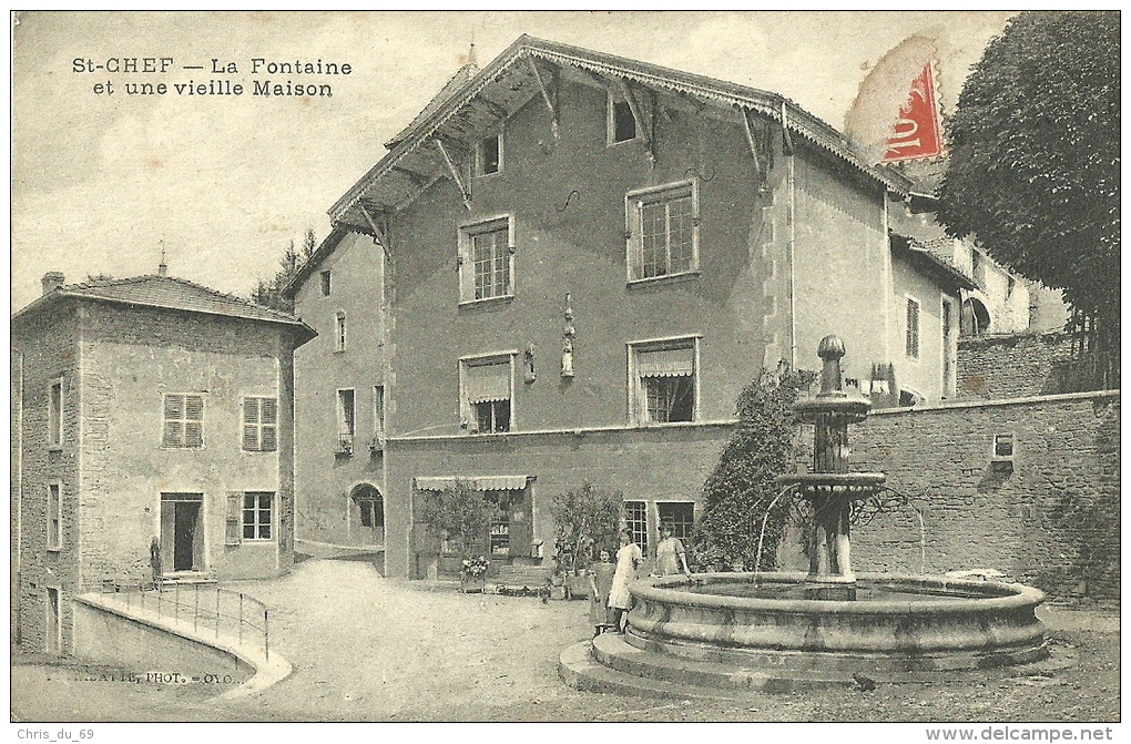 Saint Chef La Fontaine Et Une Vieille Maison - Saint-Chef