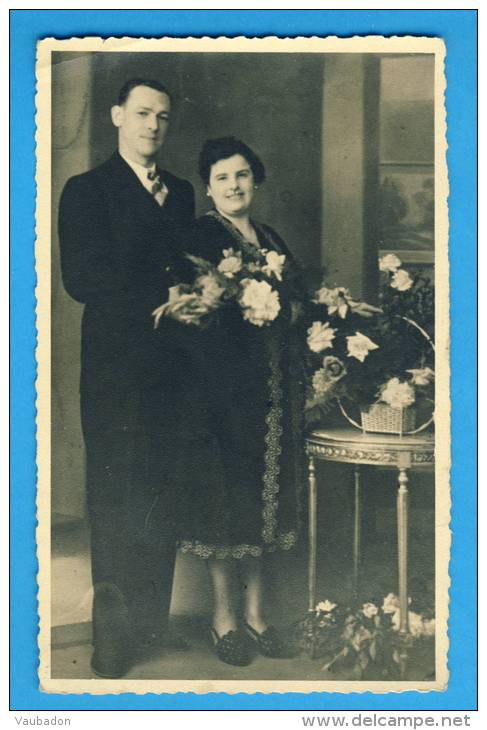 Carte Photo, Couple Avec Des Fleurs, Vierge - Personnes Anonymes