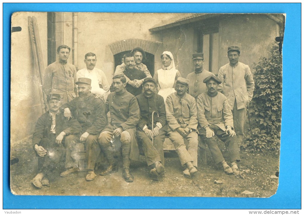 Carte Photo, Groupe De Personnes (probablement Soldats), Au Dos "Meilleurs Souvenir De Ton Frère Emile" - Personnes Anonymes