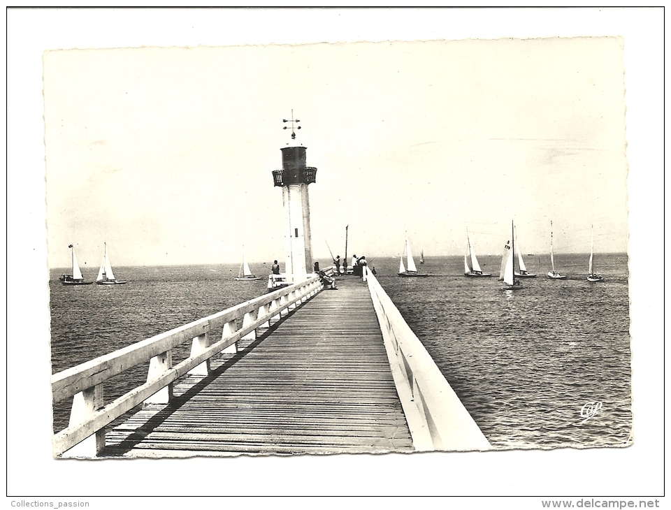 Cp, Bâtiments Et Architecture, Deauville - Trouville (14) - La Jetée Et Les Régates, Voyagée 1962 - Lighthouses