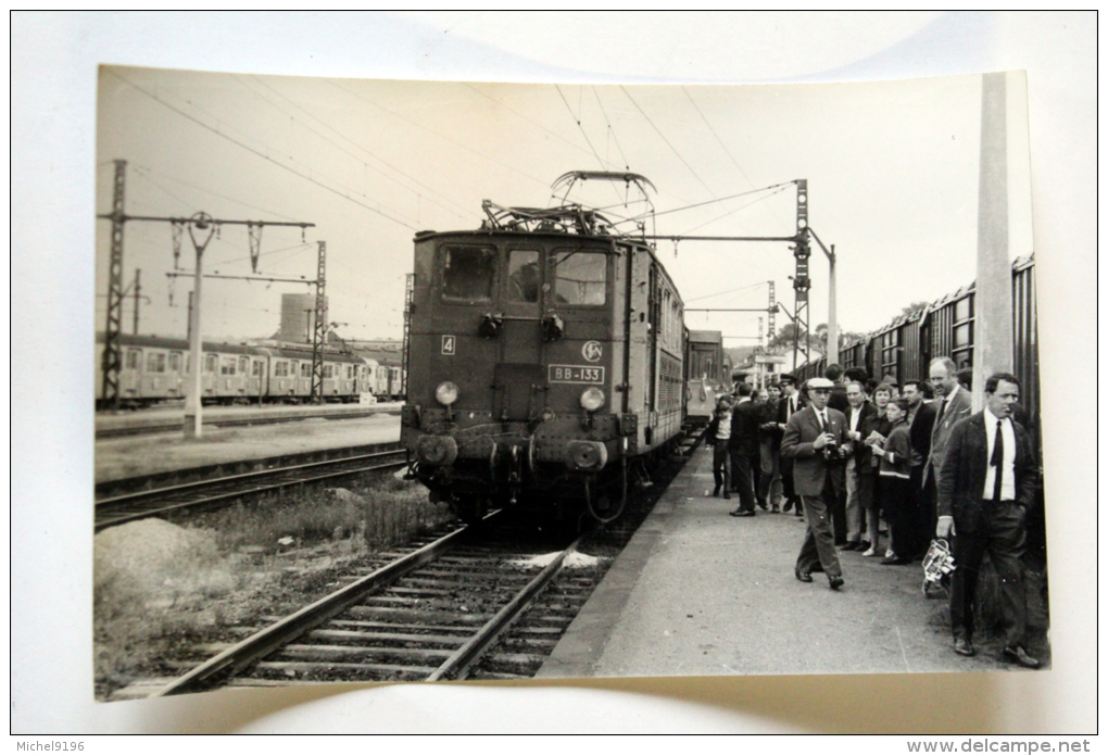 Photo  Gare De Corbeil 1968  BB-133 Cliché Schnabel - Gares - Avec Trains
