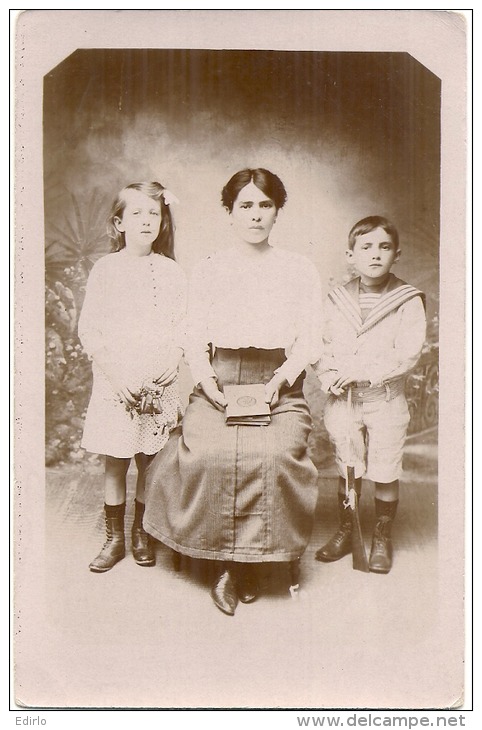 Femme Et Enfants Photo Carte - Neuve Excellent état - Portraits