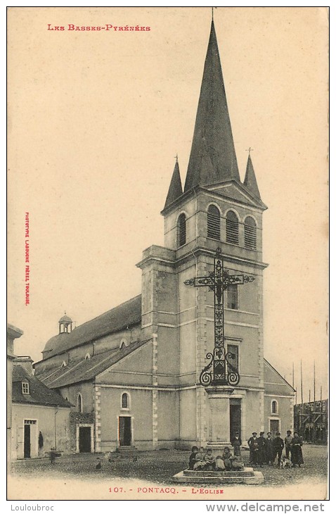 64 PONTACQ L'EGLISE ET LE MONUMENT AUX MORTS AVEC GROUPE DE PERSONNES - Pontacq