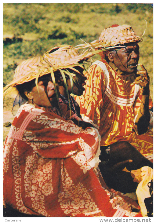 NOUVELLE CALEDONIE,NEW CALEDONIA,ex Souveraineté Française,océan Pacifique,FEMME EN ROBE MISSION,WOMEN,CHAPEAU DE PAILLE - Nouvelle Calédonie