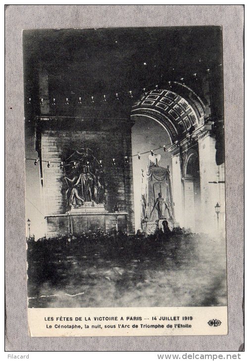 44261  Francia,  Les  Fetes  De La  Victoire  A Paris - 14.07.1919 - La  Cenotaphe La Nuit  Sous L"Arc De Triomphe ,  NV - Arc De Triomphe