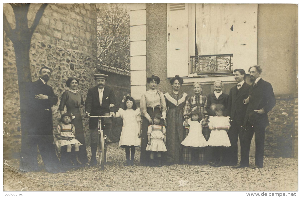 CARTE PHOTO NON IDENTIFIEE GROUPE DE PERSONNES ET BICYCLETTE - To Identify