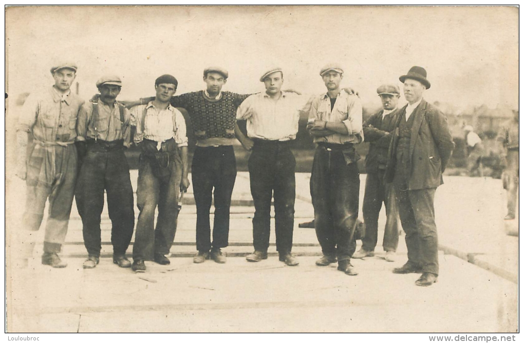 CARTE PHOTO NON IDENTIFIEE CERTAINEMENT GROUPE D'OUVRIERS - To Identify