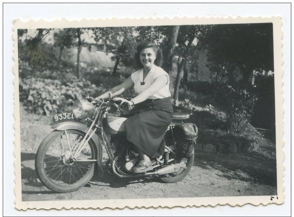 Belle Photo FEMME SUR UNE MOTO - Cyclisme