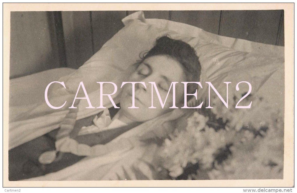 CARTE PHOTO POST-MORTEM FEMME DANS SON LIT DE MORT MORTUAIRE - Photographie